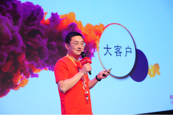 发布会京东大客户部总经理宋春正演讲